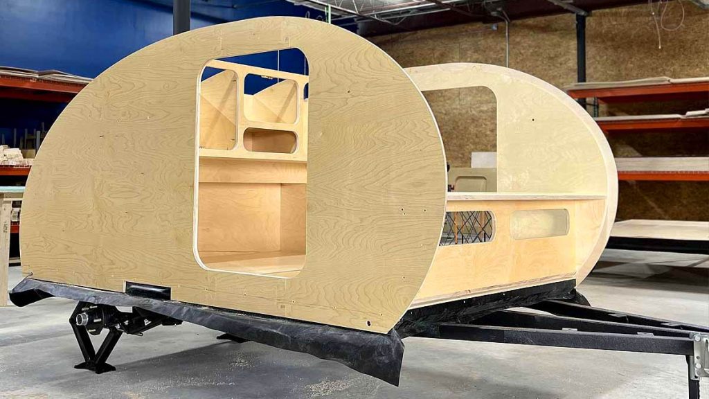 Mini-caravane en bois : découvrez le kit Wander Tears à monter soi-même, simple et rapide