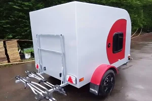 L'arrière de la Micro bretonne avec porte-vélos intégré : idéale pour les escapades actives