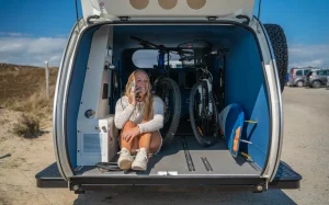 Mini-caravane tiptop intérieur avec un espace de chargement généreux et différents aménagements possibles