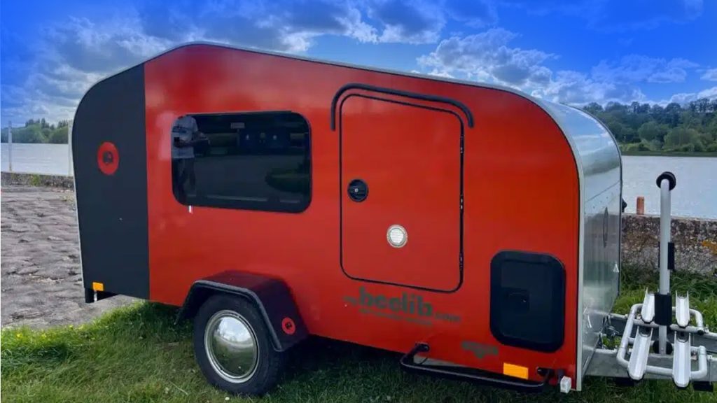 MyBeeLib : la mini-caravane vintage qui fait revivre l’esprit des vacances des années 80