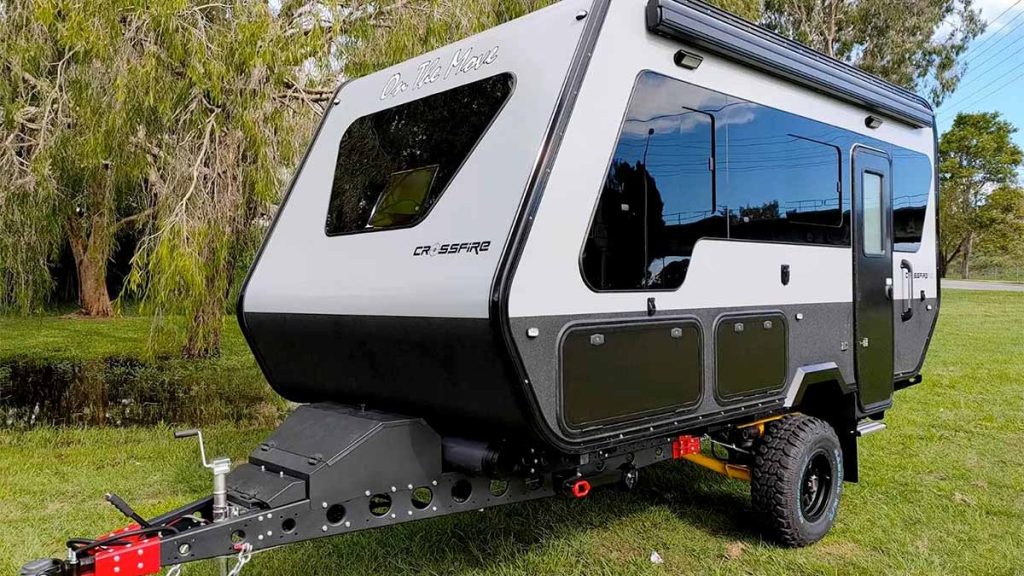 Caravane tout-terrain panoramique et autonome On The Move Crossfire 4.7.