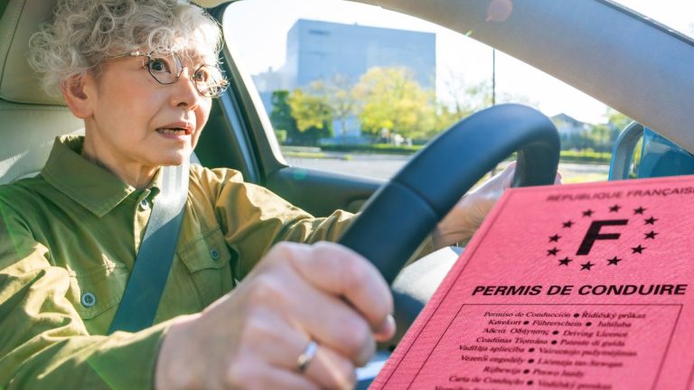 Seniors au volant : l’âge moyen d'arrêt du permis — pourquoi les femmes âgées arrêtent plus tôt que les hommes ?