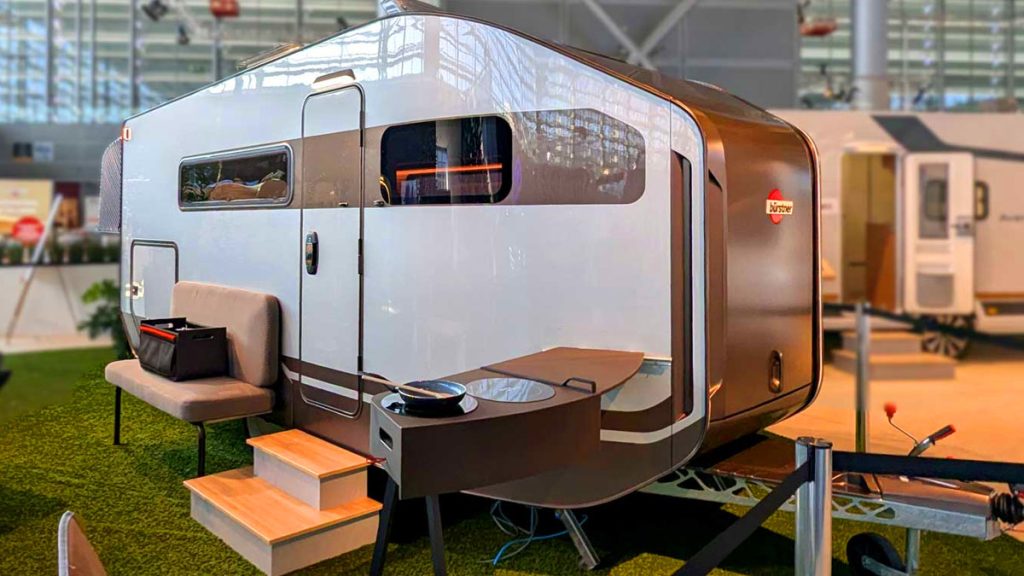 Caravane Bürstner Talis présentant sa cuisine extérieure EasyFlex et son design compact.