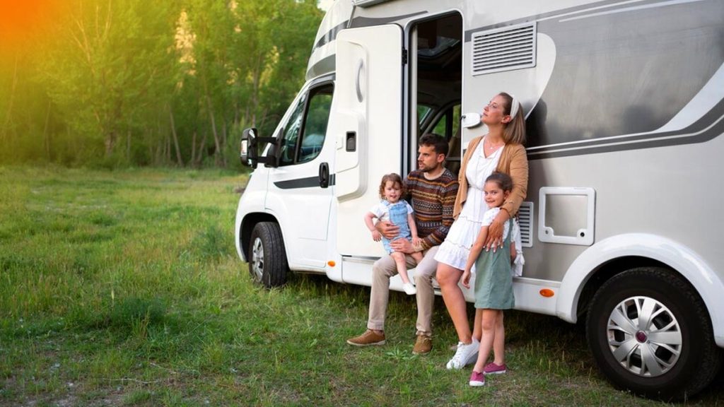 Une famille part 1 an en camping-car avec leurs deux enfants en bas âge : découvrez leur folle aventure