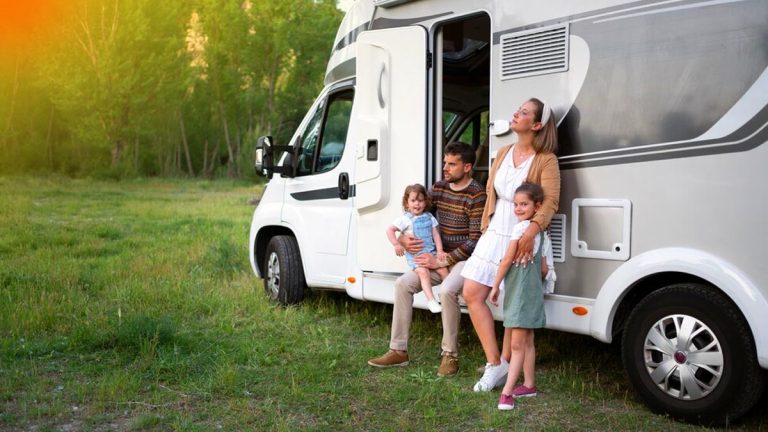 Une famille part 1 an en camping-car avec leurs deux enfants en bas âge : découvrez leur folle aventure