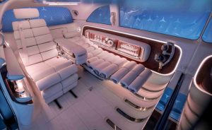 L'intérieur luxueux avec un mélange de cuir, de bois précieux et de l’aluminium poli.