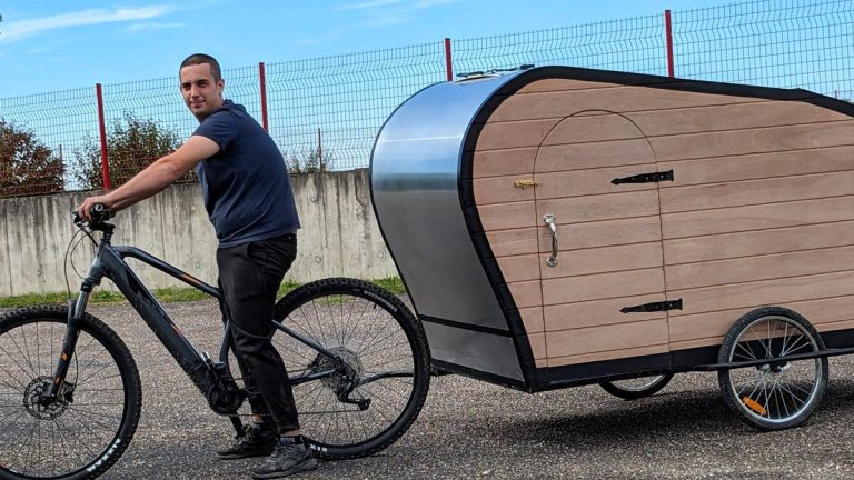 Voyager à vélo : Caravélo, la caravane écolo qui suit votre deux-roues partout