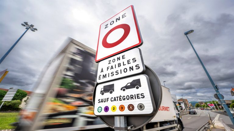 Signalisation routière française pour une ZFE avec le logo "O" rouge et les vignettes Crit'Air.