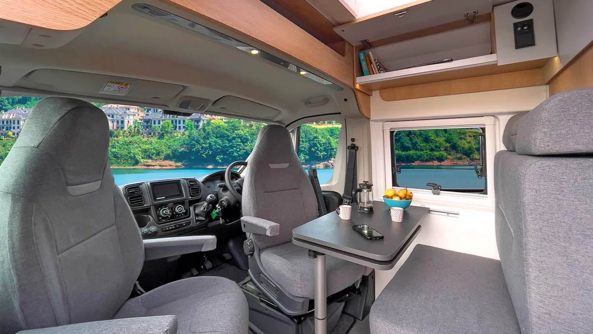 120 chevaux, 2 couchages et un confort bluffant à prix mini : ce van compact français, une alternative économique au California Volkswagen