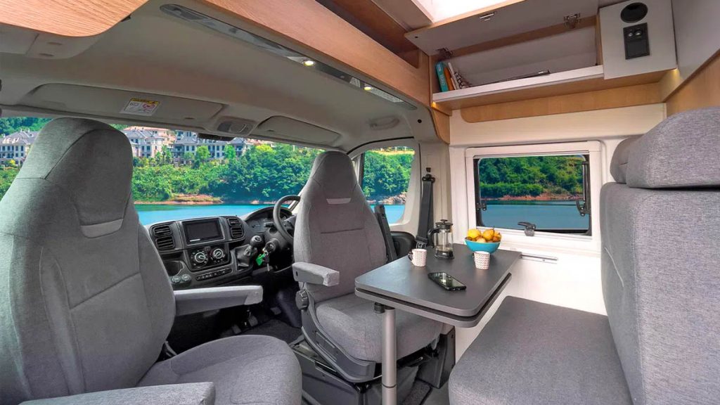 120 chevaux, 2 couchages et un confort bluffant à prix mini : ce van compact français, l’alternative économique au California Volkswagen