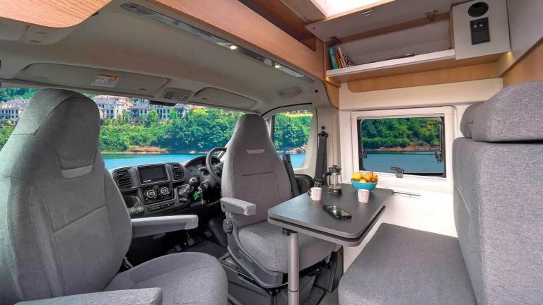 120 chevaux, 2 couchages et un confort bluffant à prix mini : ce van compact français, l’alternative économique au California Volkswagen