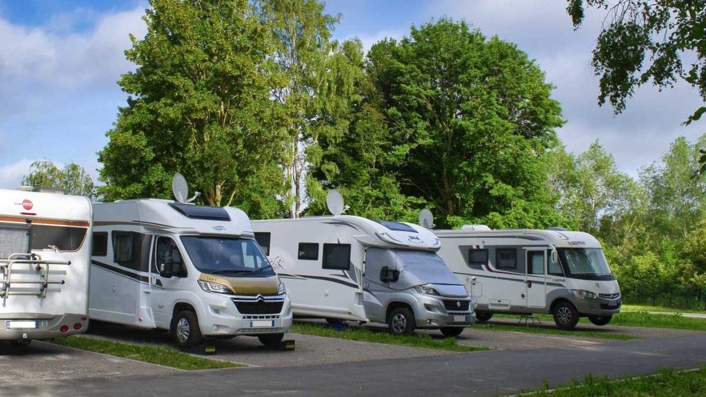 Aires de camping-cars : la montée en puissance des entreprises privées inquiète les adeptes de la vanlife