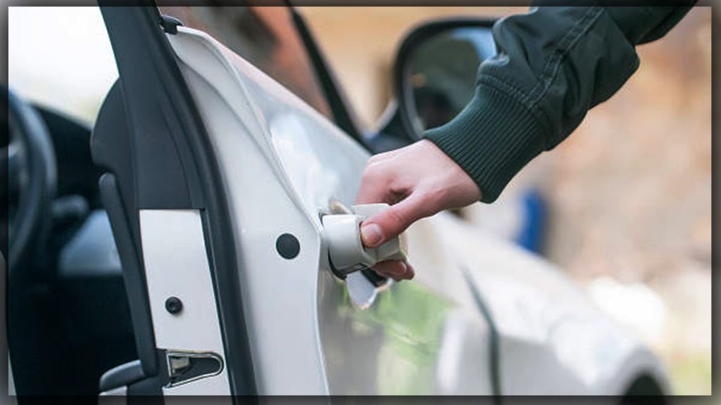 Automobilistes : ce petit élément caché dans la portière de votre voiture pourrait bien vous sauver la mise !