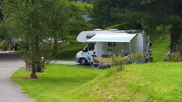 Camping en France : pourquoi les tentes, caravanes et camping-cars sont de plus en plus exclus