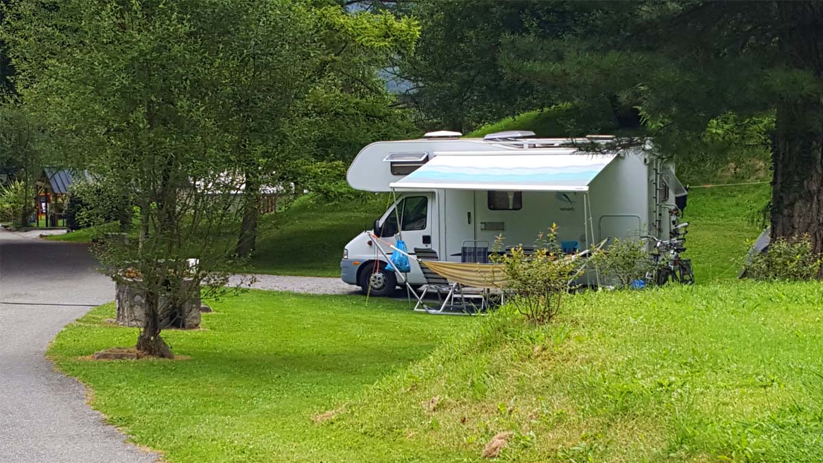 Camping en France : pourquoi les tentes, caravanes et camping-cars sont de plus en plus exclus