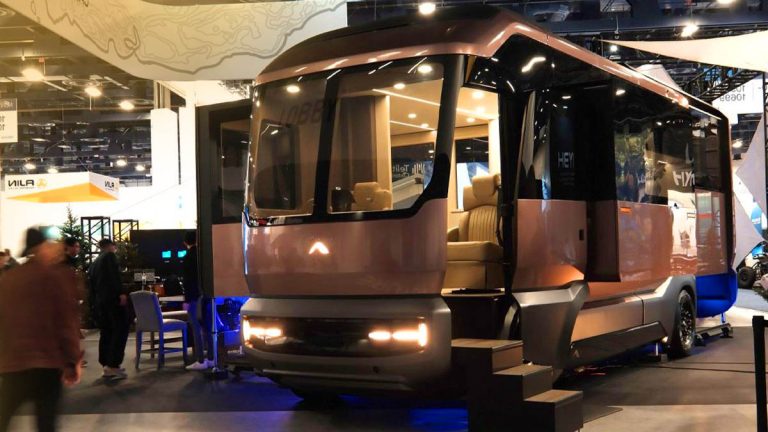 Ce camping-car hors norme passe de 15 à 37 m² en quelques secondes