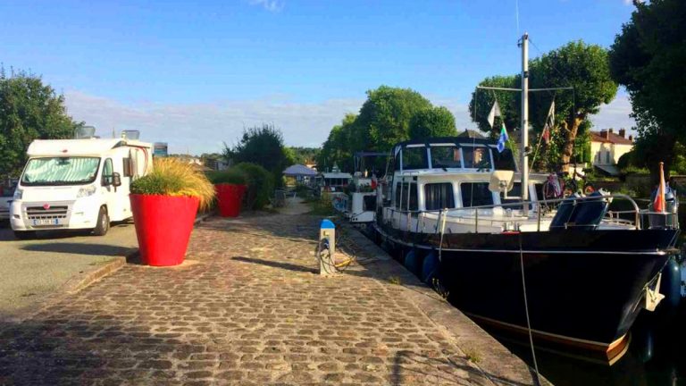 Cette aire pour camping-cars, au bord du canal du Loing, séduit les voyageurs en quête de tranquillité