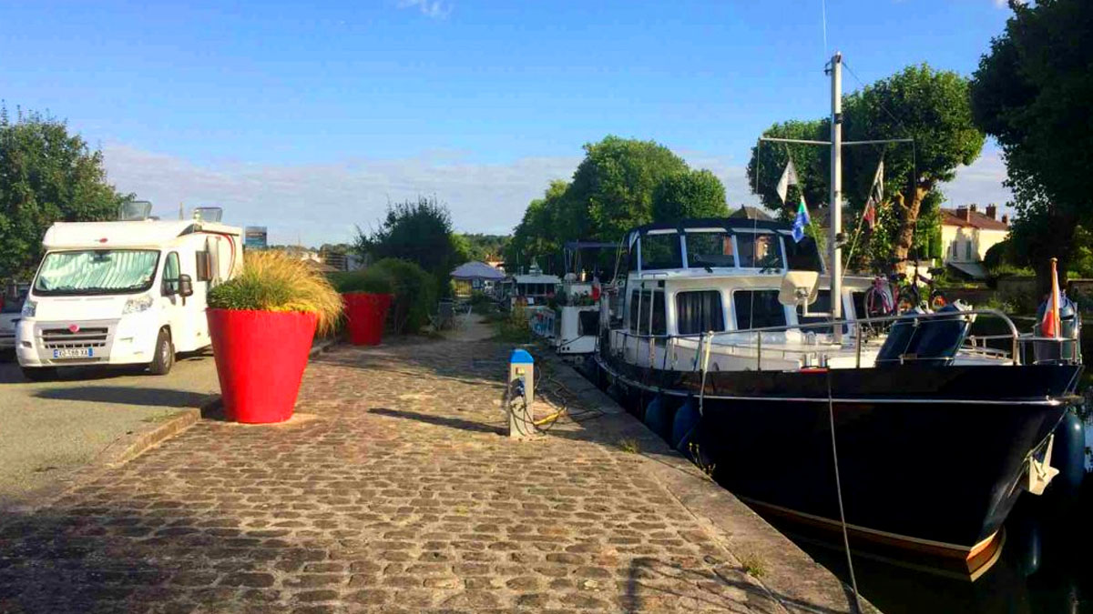 Cette aire pour camping-cars, au bord du canal du Loing, séduit les voyageurs en quête de tranquillité