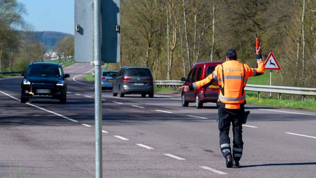Cette manie qu’ont beaucoup d’automobilistes sur l’autoroute est passible d’une amende salée – êtes-vous concerné ?