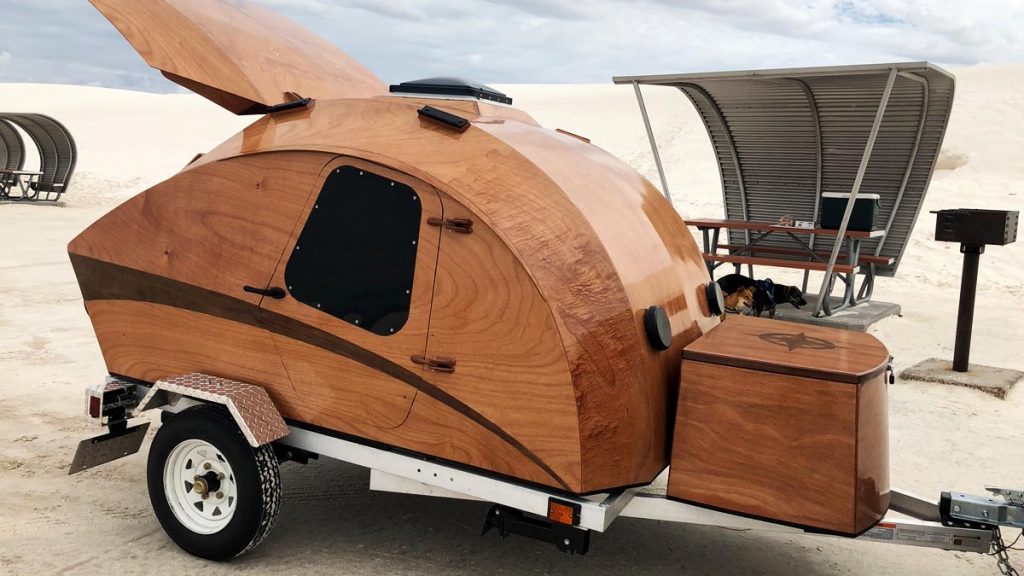 Cette société a conçu un kit surprenant pour fabriquer soi-même sa mini-caravane Teardrop en bois