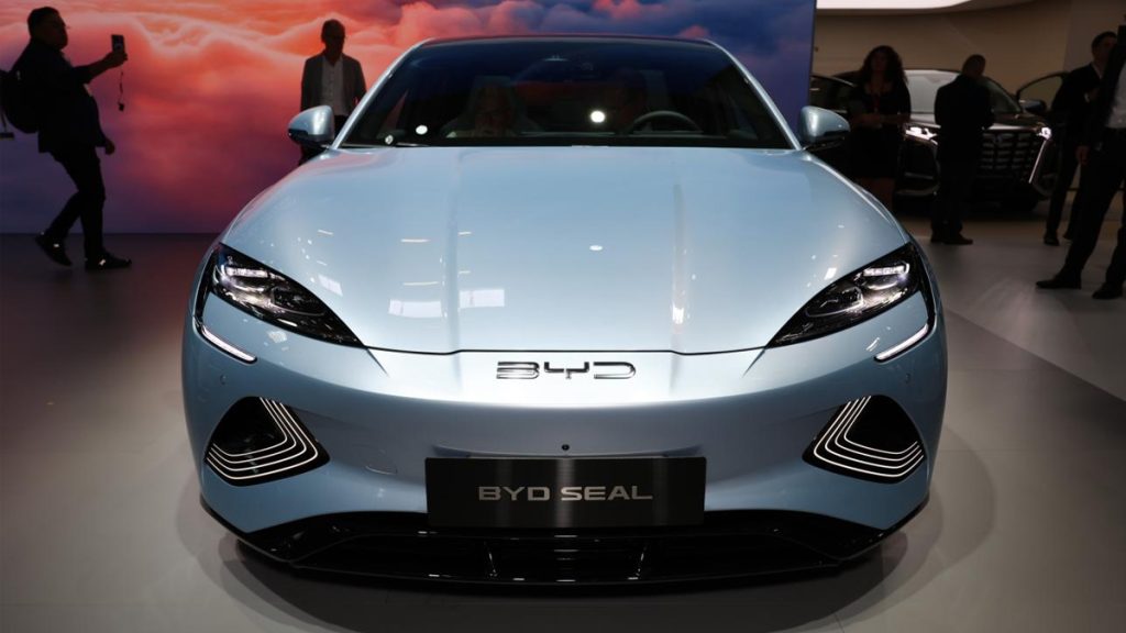 Chute de Tesla en Europe : BYD explose les ventes, un vétéran britannique roule sur une Model 3 en char d’assaut