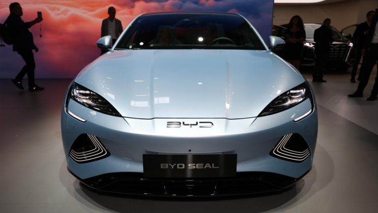 Chute de Tesla en Europe : BYD explose les ventes, un vétéran britannique roule sur une Model 3 en char d’assaut