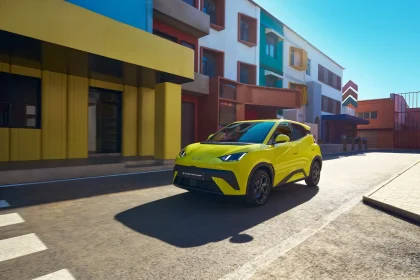 Nouvelle citadine électrique BYD Dolphin Mini jaune roulant en ville
