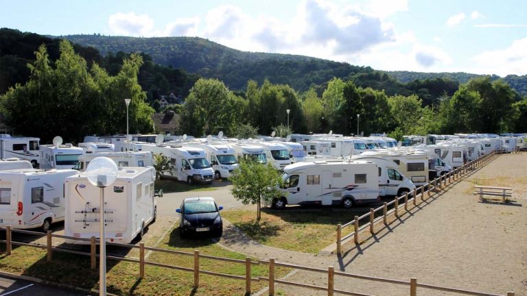 Combien de temps peut-on rester garé avec un camping-car sans enfreindre la loi ?