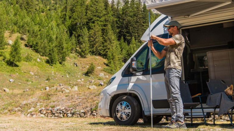 Comment louer un camping-car en 2025 ? Prix, conditions, astuces