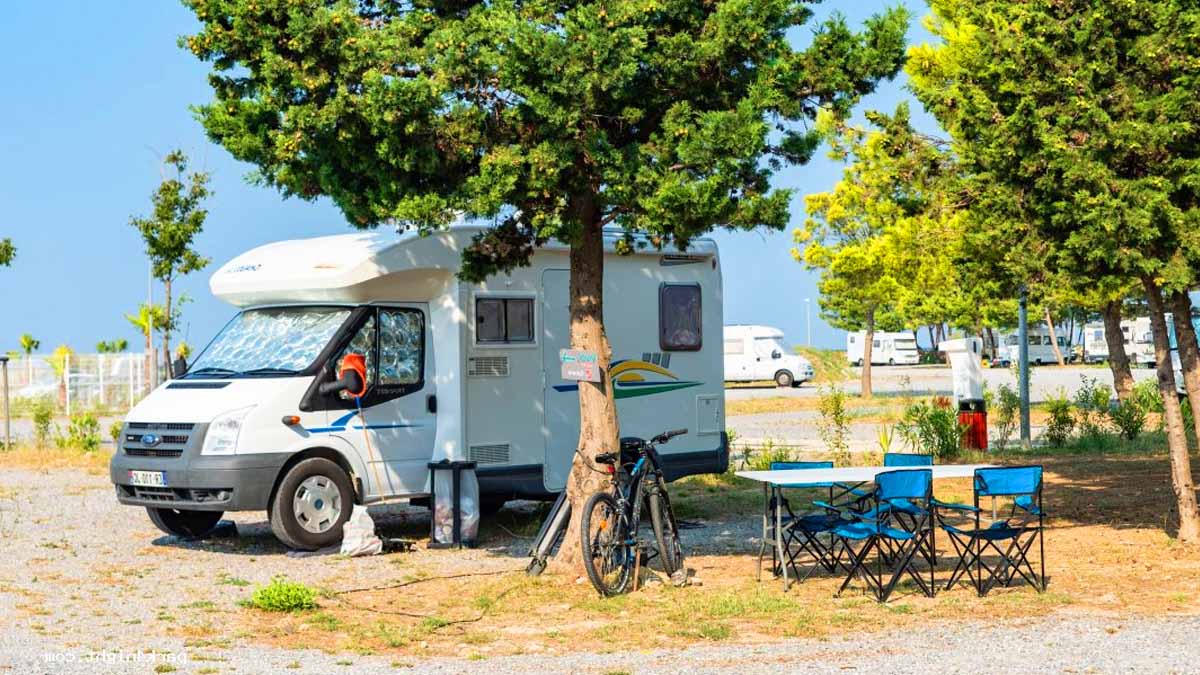 Côte Atlantique : cette aire pour vans et camping-cars à 10 min de la plage séduit tous ceux qui la découvrent…