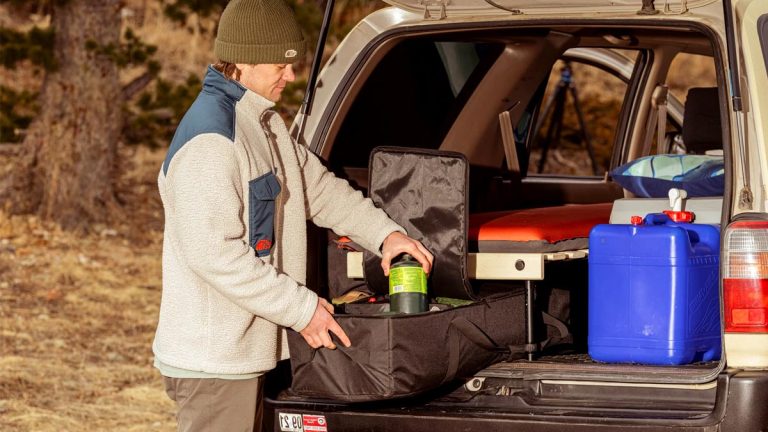 Dormez dans votre voiture grâce au Hele Box Solo, le kit d’aménagement intelligent qui tient dans un sac