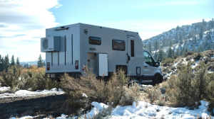l’AEONrv, le camping-car tout-terrain stationné dans un paysage enneigé,