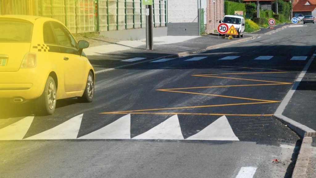 Fini les ralentisseurs ? Ce nouveau marquage au sol divise les automobilistes et pourrait tout changer