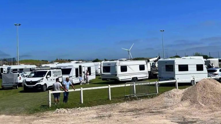 Gens du voyage : cette commune envahie par une centaine de caravanes, le maire furieux annule tous les événements du week-end