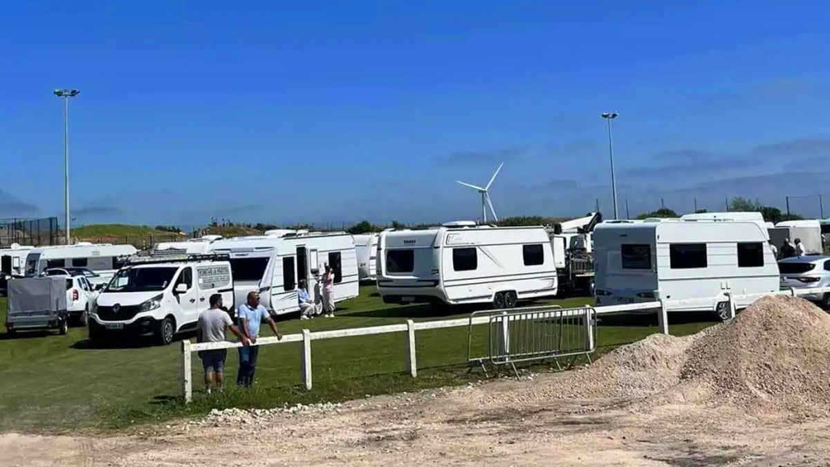 Gens du voyage : cette commune envahie par une centaine de caravanes, le maire furieux annule tous les événements du week-end