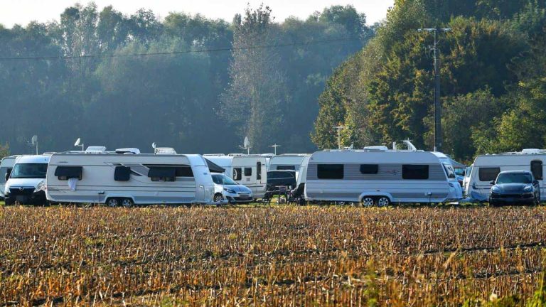 Gens du voyage : un agriculteur excédé par les installations illicites répétées sur ses parcelles