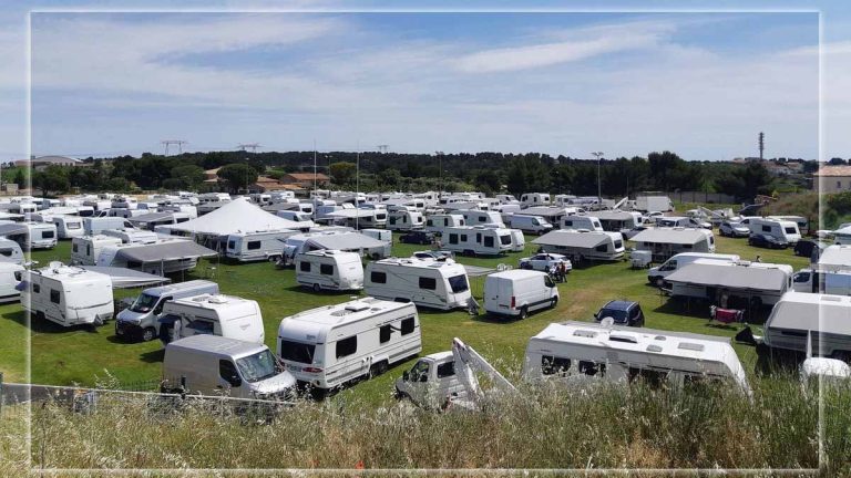 Gens du voyage : un convoi de caravanes s’installe sur un terrain municipal, le maire tente une action radicale pour bloquer l’entrée