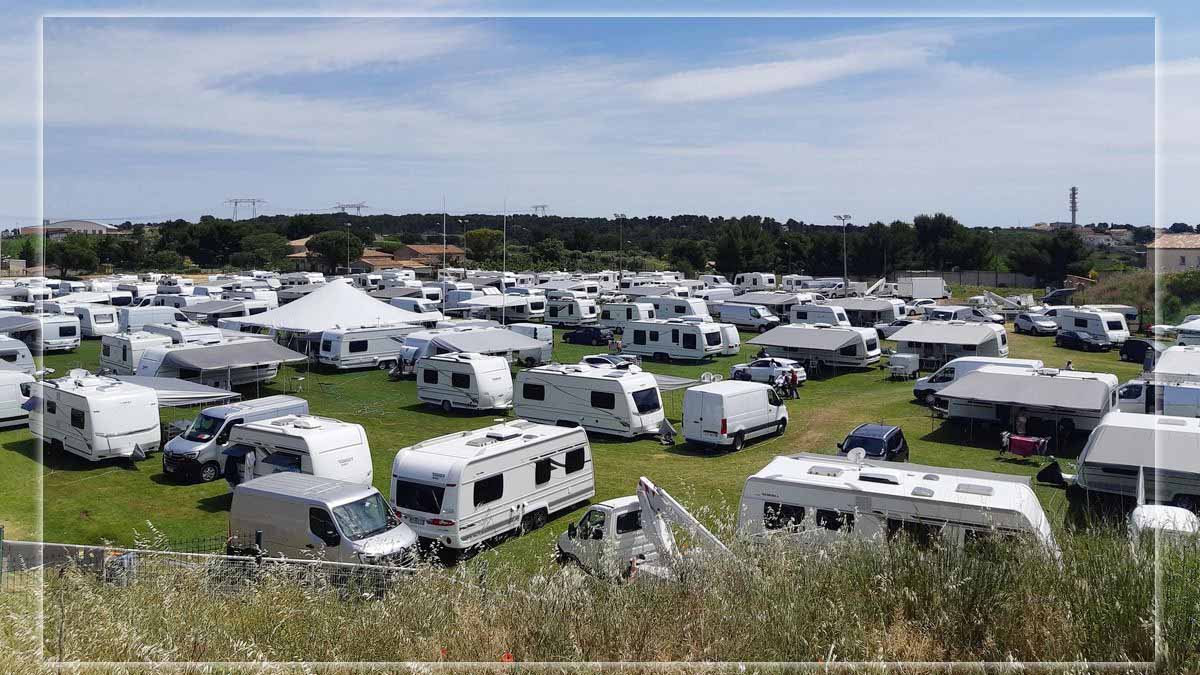 Gens du voyage : un convoi de caravanes s’installe sur un terrain municipal, le maire tente une action radicale pour bloquer l’entrée