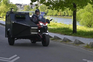 Aventure en moto autonome : un homme et son side-car camping-car personnalisé pour un voyage autour du monde