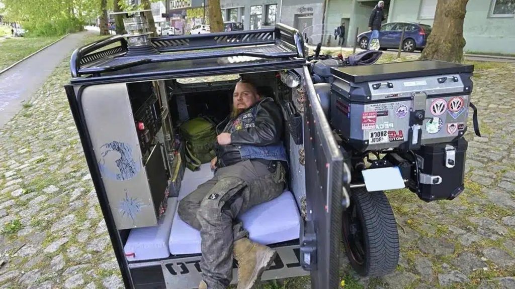 Transformation de moto en side-car camping-car pour un tour du monde autonome : aperçu de l'intérieur aménagé