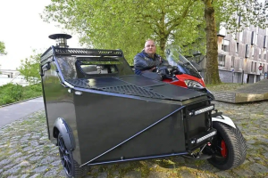 "Moto side-car camping-car autonome : un véhicule unique conçu pour un tour du monde en toute liberté