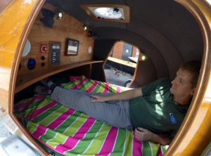 Lit pour deux personnes confortable intégré dans le kit CLC mini-caravane à construire soi-même