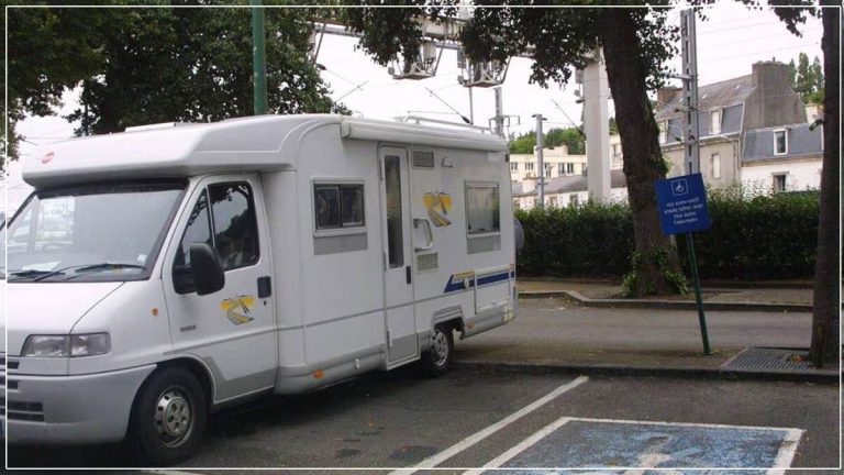 Le camping-car de mon voisin garé à l’année devant chez moi : est-ce légal ?