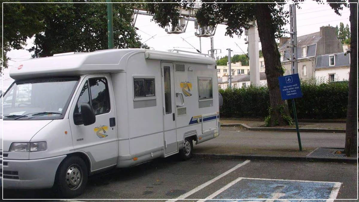 Le camping-car de mon voisin garé à l’année devant chez moi : est-ce légal ?