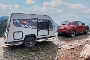 La mini-caravane Fantaisy Trail de La Mancelle attelée à une petite voiture quotidienne