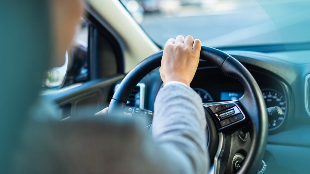 Même à l'arrêt, ce geste interdit vous coûte 135€ et 3 points !