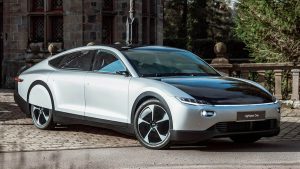 Mercedes dévoile une voiture électrique qui roule sans recharge