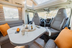 Coin repas modulable dans le camping-car compact Notin Vitoria Progress, offrant un espace de vie optimisé malgré sa taille