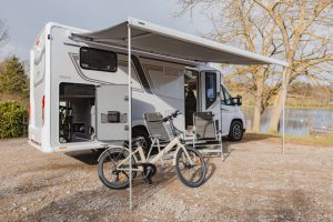 Vue arrière du camping-car compact Notin Vitoria 2026 montrant le rangement pour vélos et l'accès au lit transversal repensé"