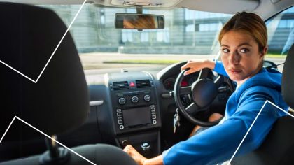 Peut-on détacher sa ceinture en marche arrière ? Ce que dit vraiment le Code de la route